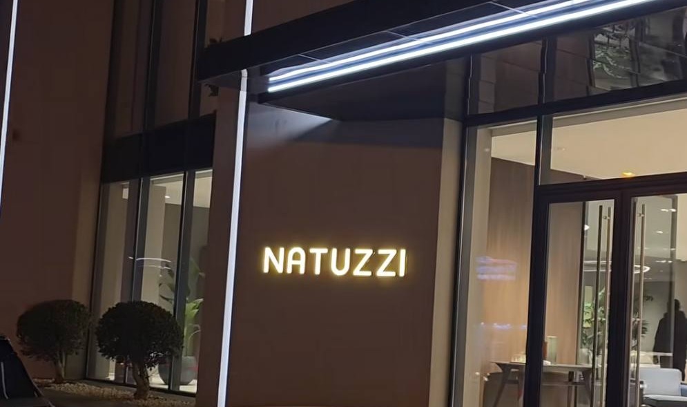 Natuzzi — Fasad lövhəsi